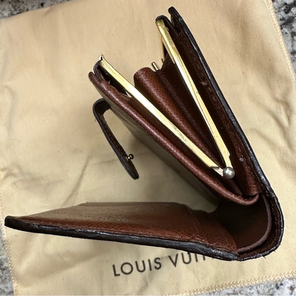 Authentic Louis Vuitton kiss lock wallet - Picture 7 of 12